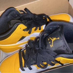 Air Jordan Mid University Gold